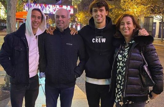 Carlos Sequeira with his family.